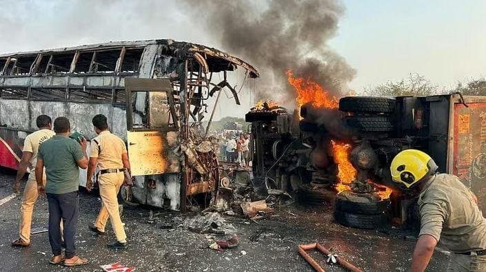 ಲಾರಿ- ಖಾಸಗಿ ಬಸ್ ಡಿಕ್ಕಿ: 13 ಮಂದಿ ಸಜೀವ ದಹನ